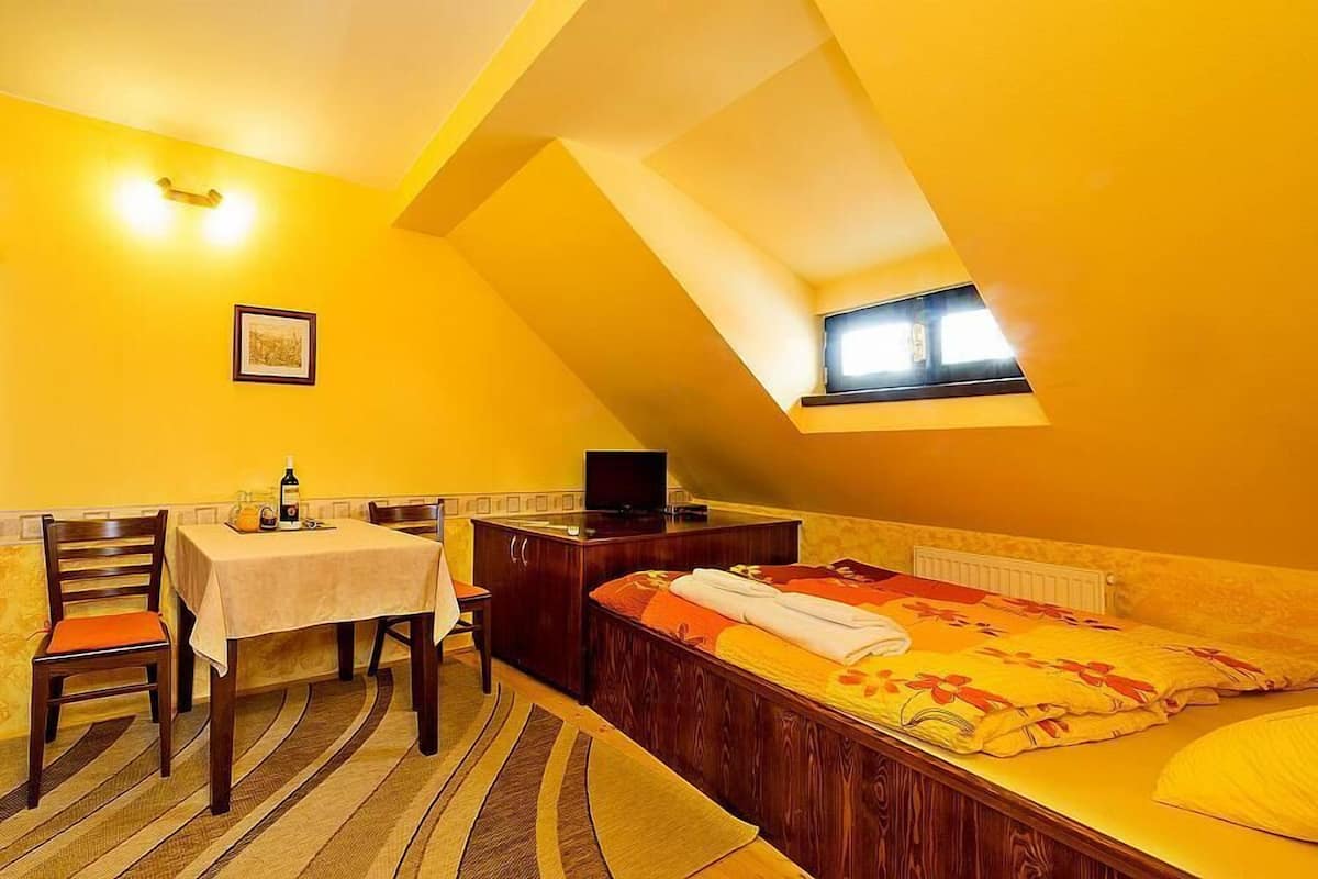 Minibar, bàn, bàn ủi/dụng cụ ủi quần áo