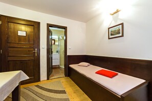 Habitación triple | Minibar, escritorio, tabla de planchar con plancha y wifi gratis 