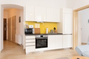 ثلاجة/مجمد بحجم كبير، ميكروويف، فرن، موقد طهي مسطح