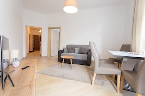 Apartamento, 1 quarto (TOP 14) | Sala de estar | TV de tela plana 40 polegadas com canais via satélite, TV
