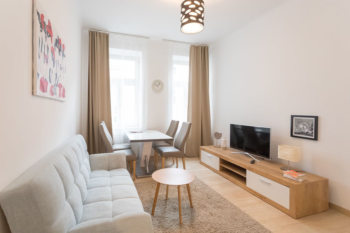 Appartamento, 2 camere da letto (TOP 8) | Soggiorno | TV a schermo piatto 40 pollici con canali satellitari, TV