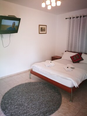 Suite familiar, balcón | Escritorio, cortinas blackout, insonorización y cunas gratuitas 