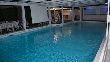Inomhuspool, utomhuspool och solstolar