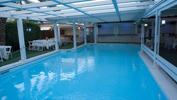 Innenpool, Außenpool, Liegestühle