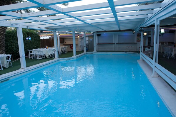 Piscine couverte, piscine extérieure, chaises longues