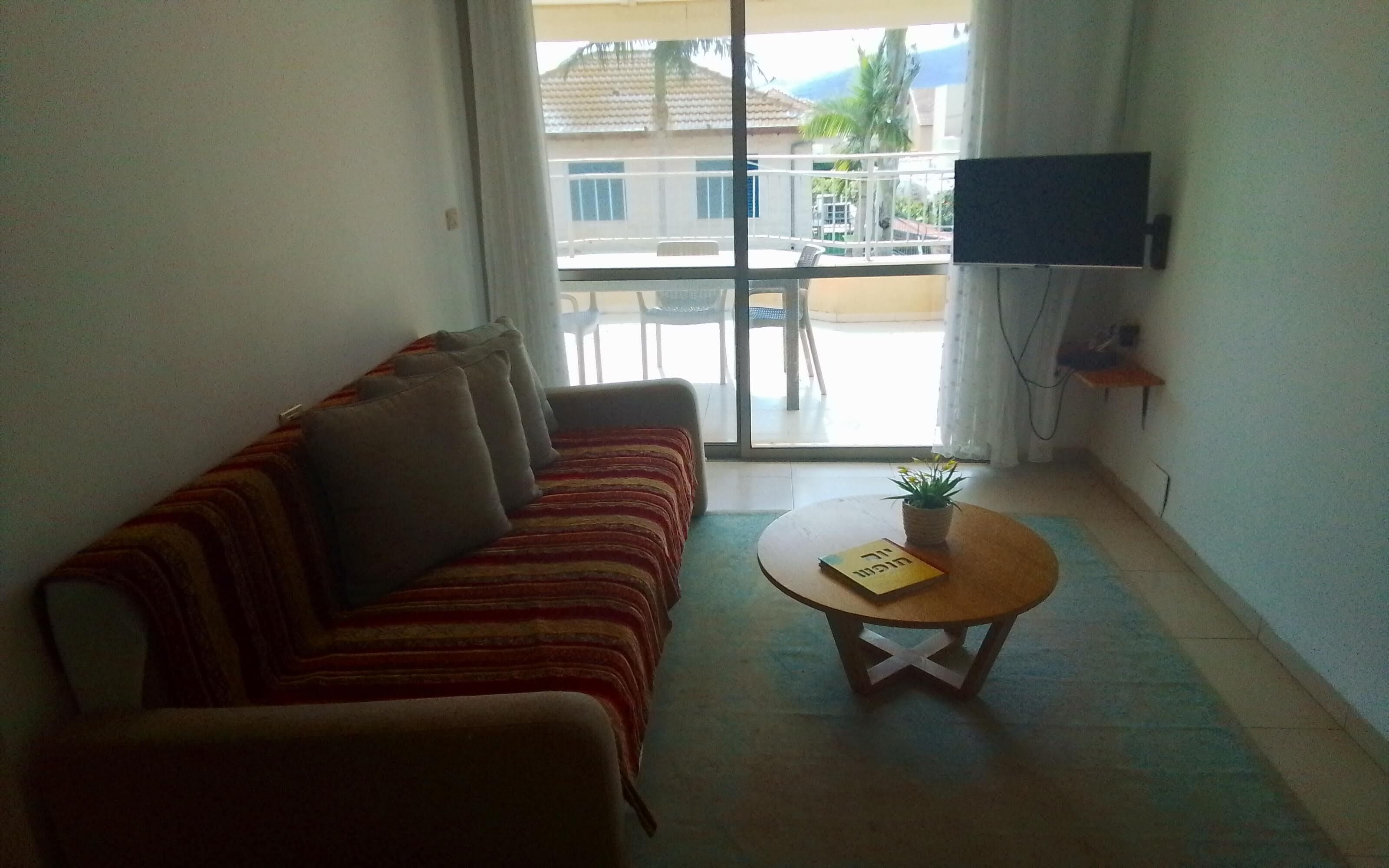 Svit Deluxe - balkong | Vardagsrum | 32-tums platt-tv med kabelkanaler och tv