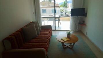 Svit Deluxe - balkong | Vardagsrum | 32-tums platt-tv med kabelkanaler och tv