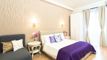 Quarto quádruplo luxo, sacada | Roupas de cama premium, edredons de pluma