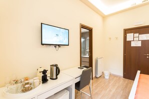 Tremannsrom – comfort, 1 soverom, bakgårdsutsikt | Sengetøy av topp kvalitet, dundyner, memory foam-senger og minibar