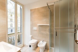 Deluxe-værelse til 4 personer - balkon | Badeværelse | Bruser, gratis toiletartikler, hårtørrer, badekåber