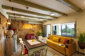 Suite – royal, 1 soverom | Oppholdsområde | En 0-tommers Flatskjerm-TV med digitale kanaler samt TV