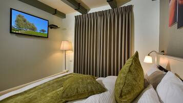 Suite familiar, vistes al llac | 1 dormitori, roba de llit d'alta qualitat i escriptori