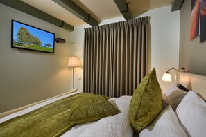 Suíte família, vista para o lago | Roupas de cama premium, escrivaninha, quartos à prova de som