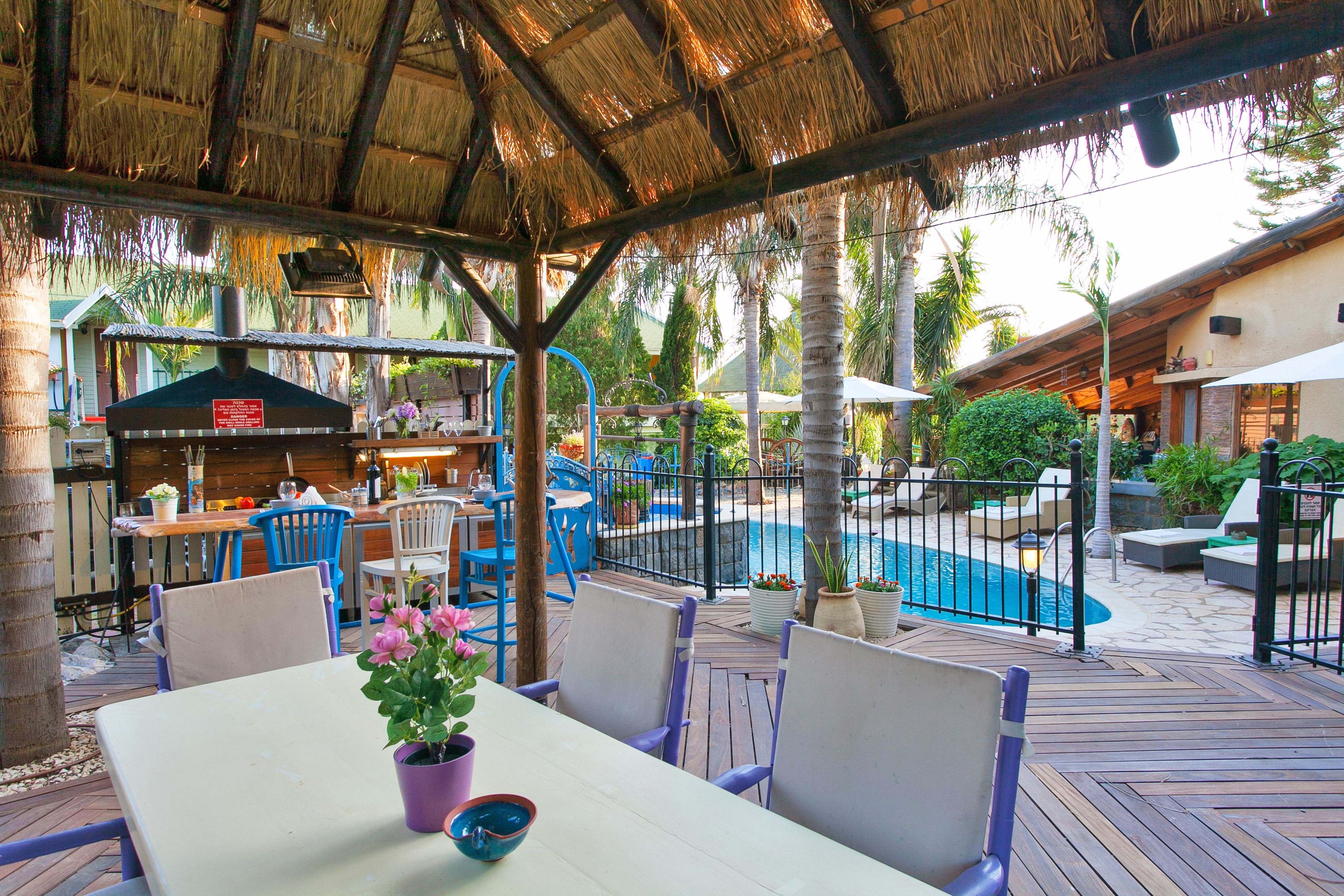 สระว่ายน้ำกลางแจ้ง เปิด 9:00 น. ถึง 19:00 น., คาบาน่าฟรี