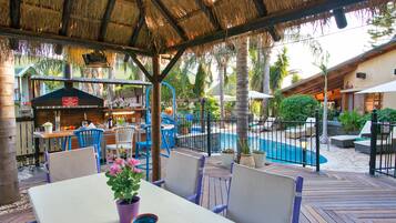 Piscina a l'aire lliure (horari: 09:00-19:00) i cabanes gratuïtes