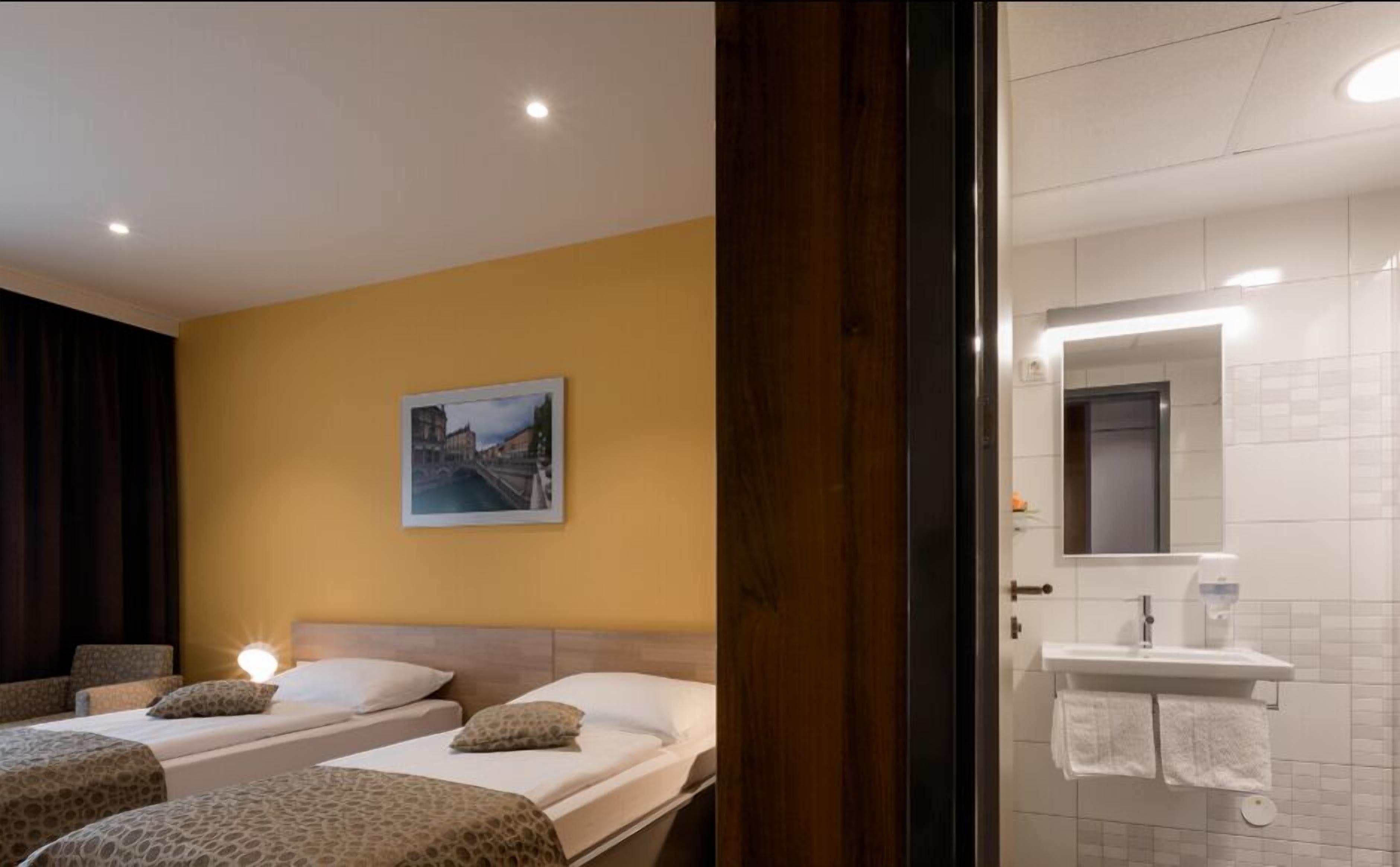 double room | 1 bedroom, minibar, in-room safe, desk