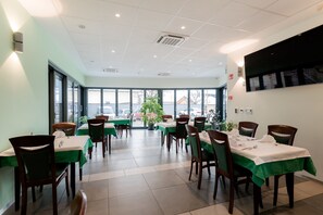 Frokost, lunsj og middag serveres, lokale og internasjonale retter 