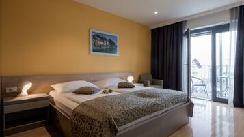 Quarto casal, sacada | Frigobar, cofres nos quartos, escrivaninha, cortinas blackout