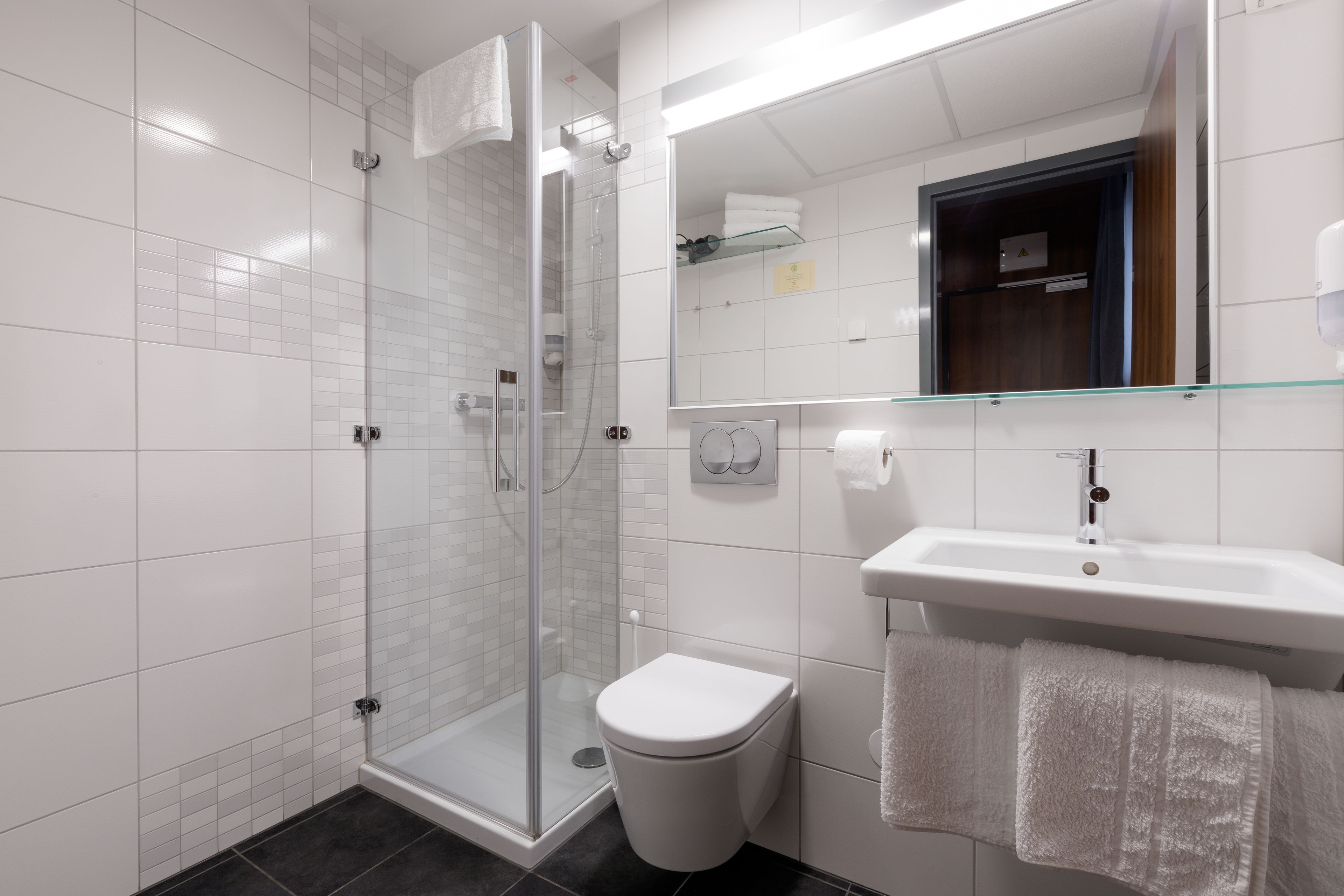triple room | bathroom | shower, free toiletries, hair dryer, slippers