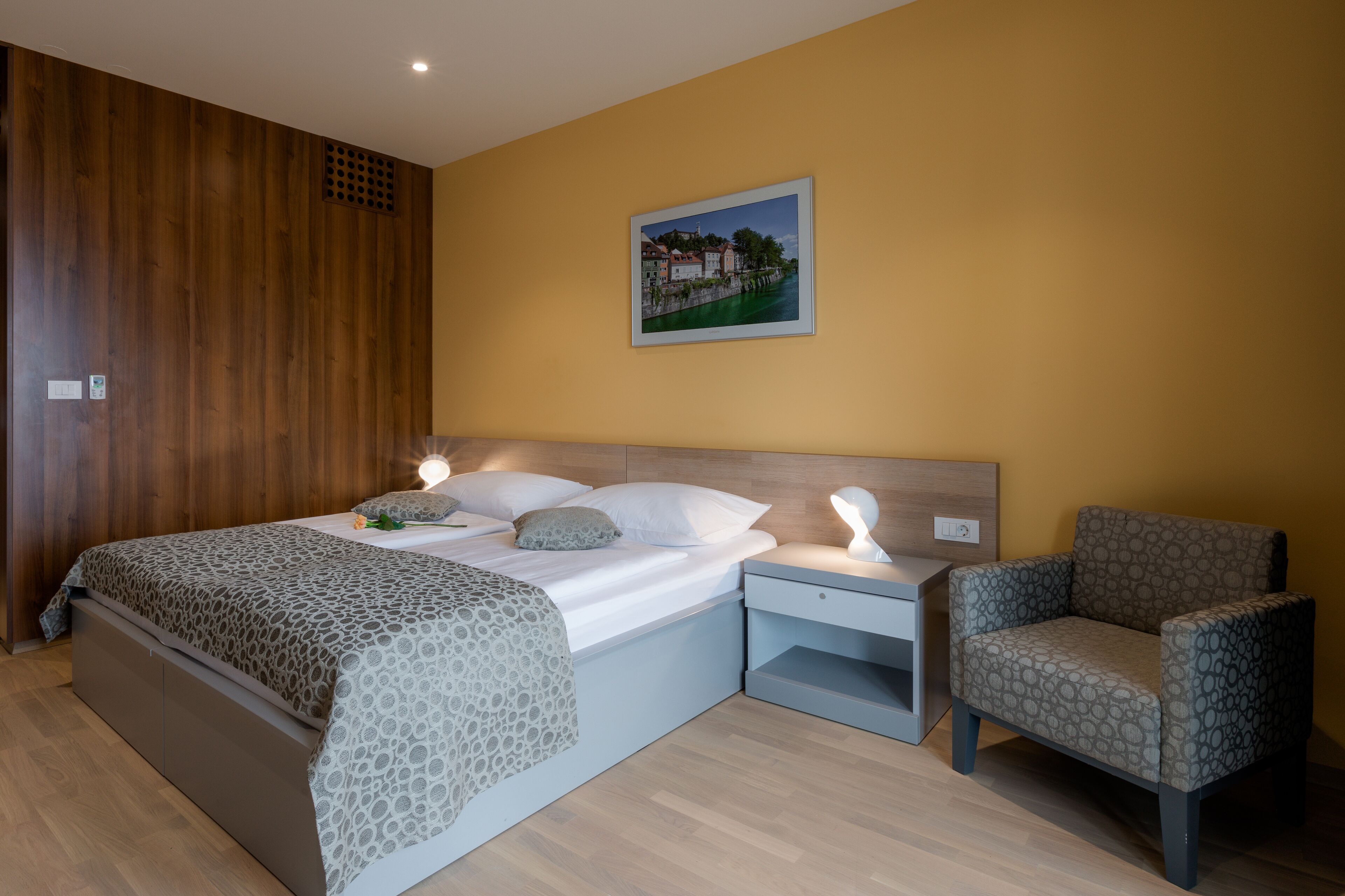 Double Room | Bar mini, peti besi dalam bilik, meja, langsir/tirai gelap terus 