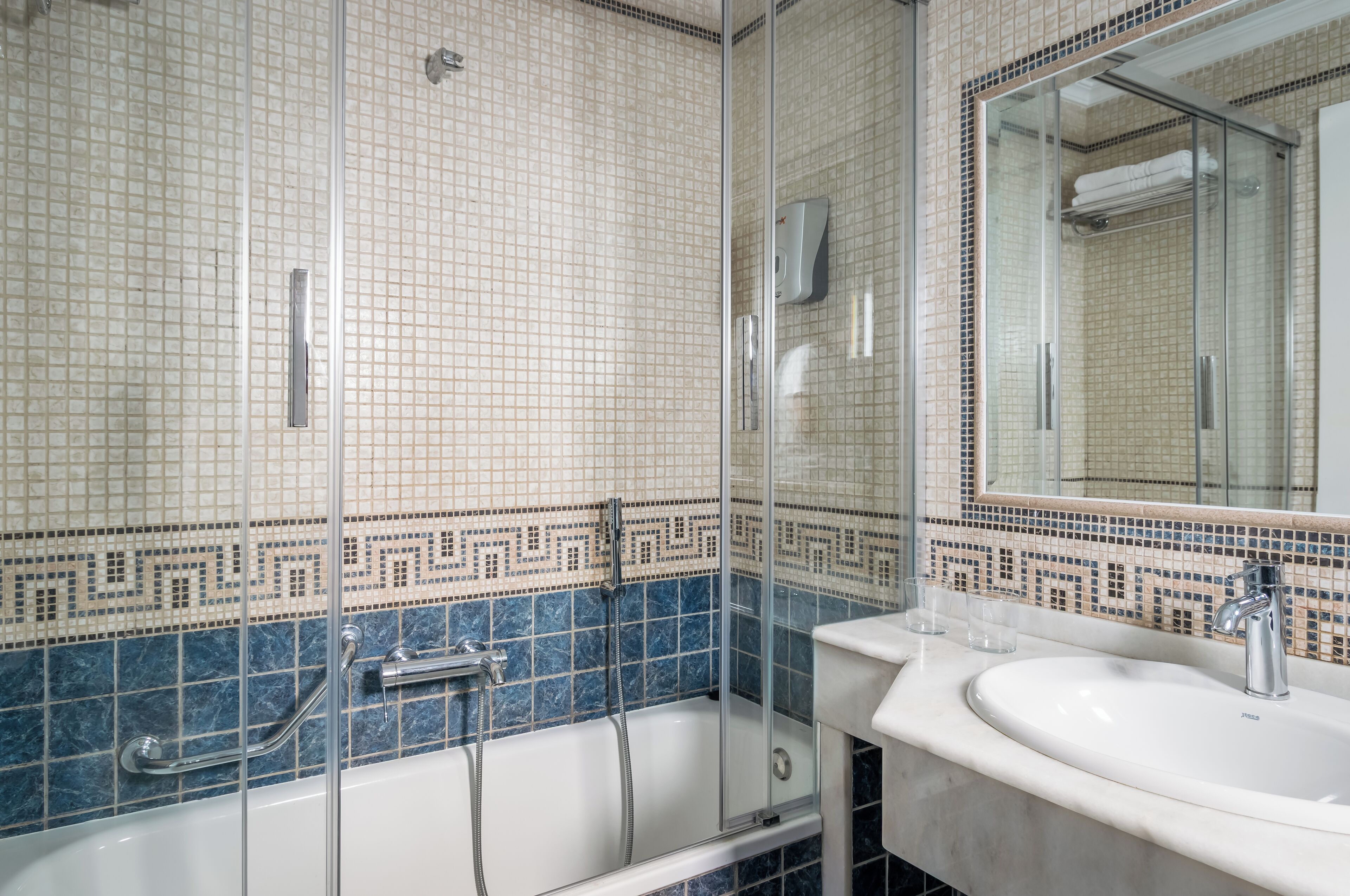 standard twin room | bathroom | free toiletries, hair dryer, bidet, towels