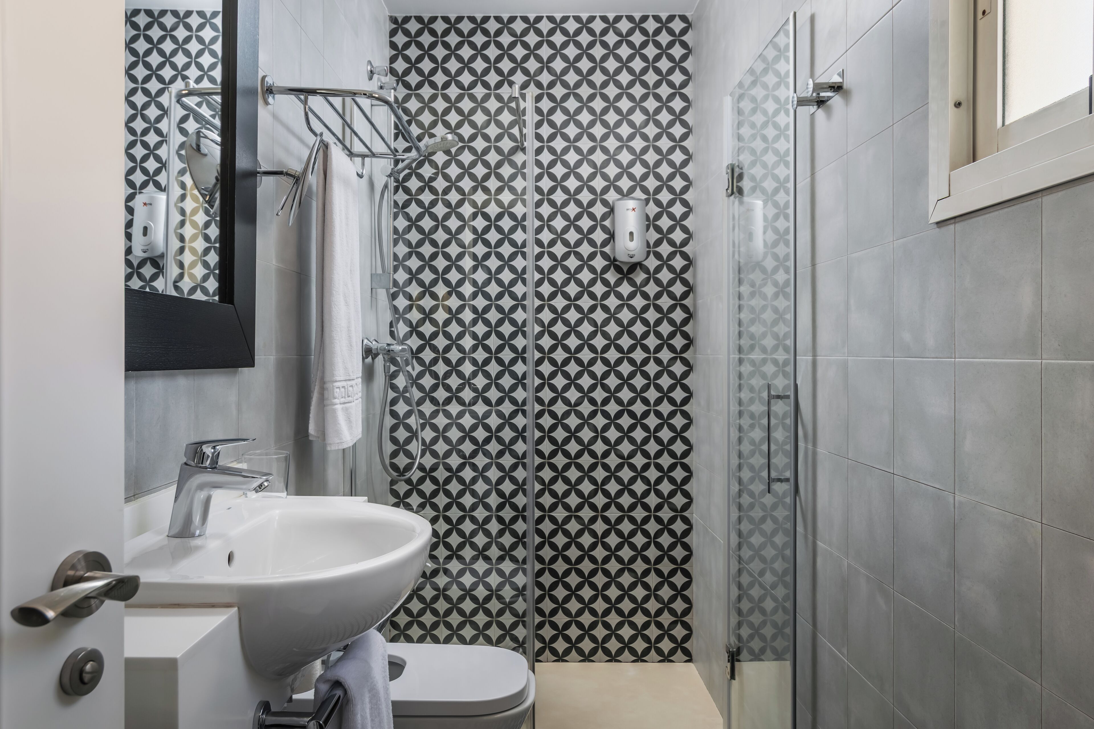 Une salle de bain avec un lavabo, des toilettes et une douche.