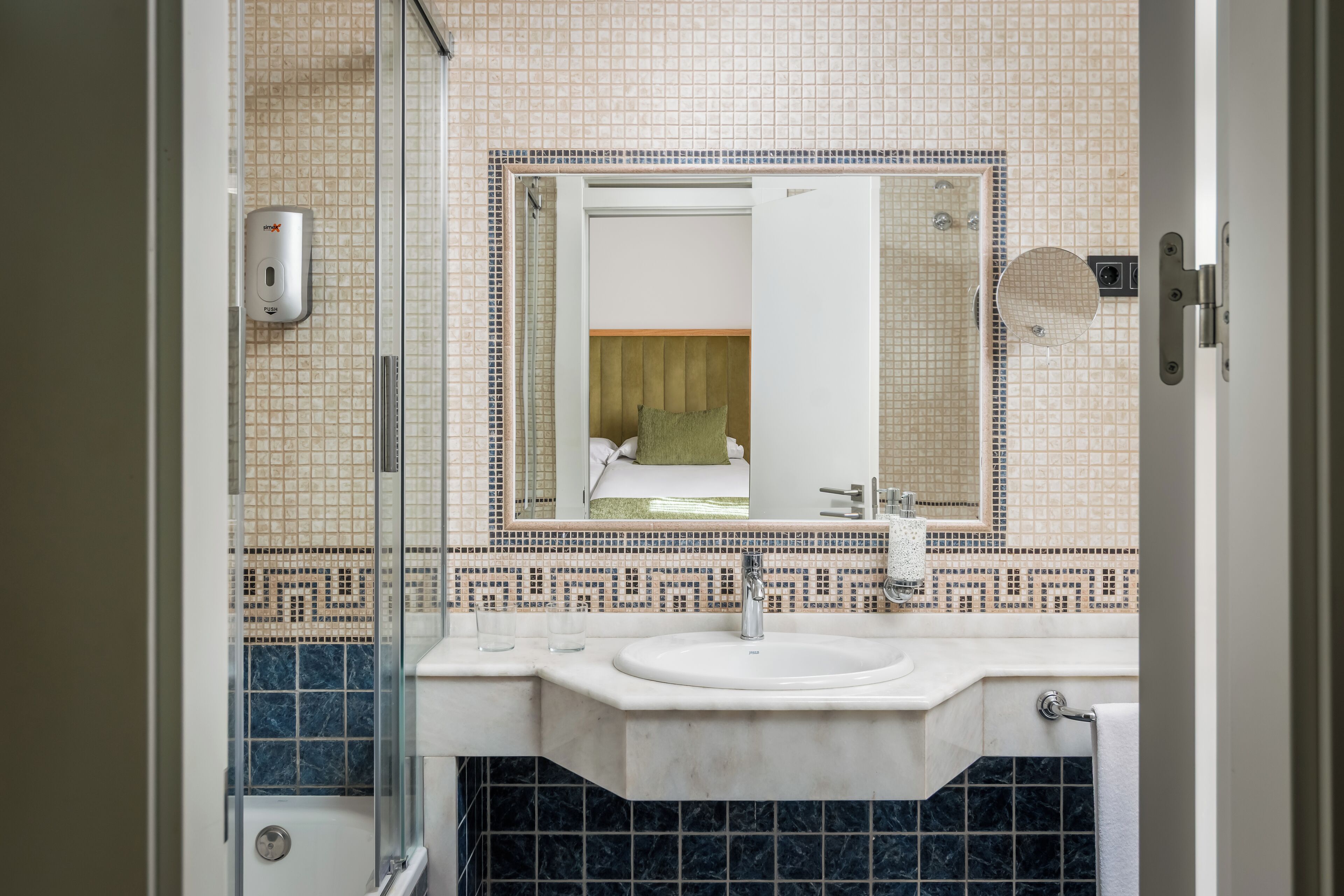 standard twin room | in-room safe, individually decorated, desk, soundproofing