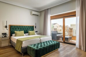 高级房 (Double superior with balcony) | 客房内保险箱、特色装修、办公桌、隔音