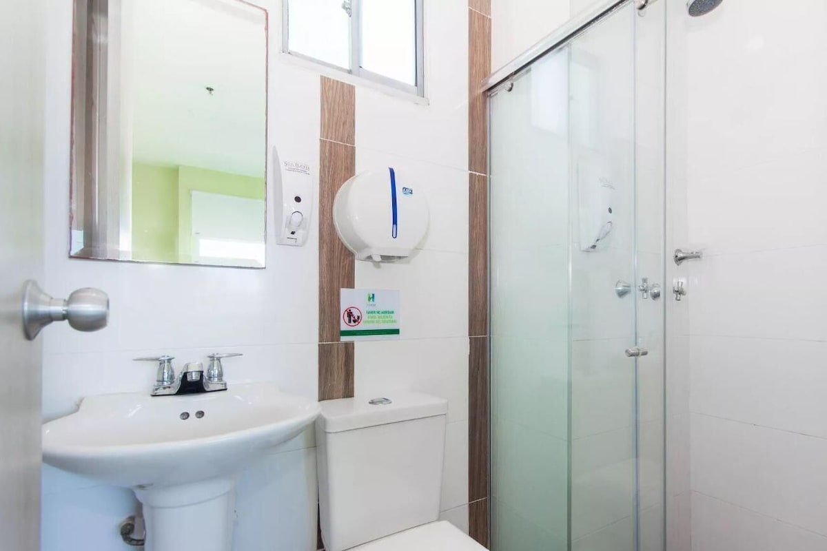 Bathroom | Shower, free toiletries, hair dryer (on request), towels