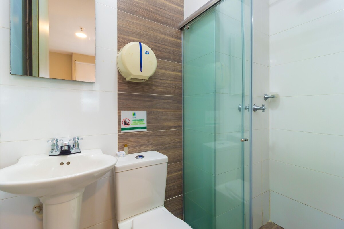 Bathroom | Shower, free toiletries, hair dryer (on request), towels
