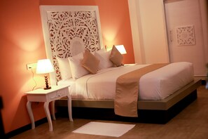 Deluxe Double Room, 1 Queen Bed, Smoking, Garden View