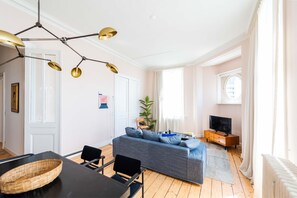 Deluxe-Apartment, 2 Schlafzimmer, Stadtblick | Wohnzimmer