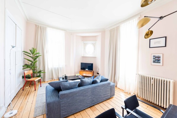 Appartement Deluxe, 2 chambres, vue ville | Salle de séjour | Télévision à écran plat