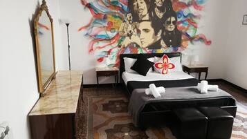 Camera familiare, bagno condiviso | Una scrivania, insonorizzazione, ferro/asse da stiro