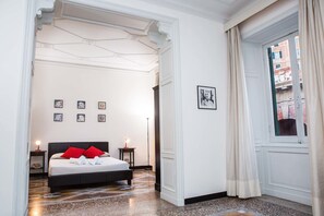 Desk, soundproofing, iron/ironing board, free cots/infant beds - Leone X Genova (Genoa)