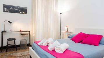 Una scrivania, insonorizzazione, ferro/asse da stiro