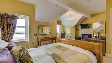 Suite (Seven) | Premium bedding, minibar, iron/ironing board, free WiFi