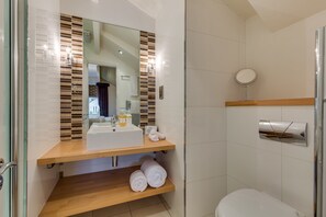 Habitació clàssica (Five) | Bany | Articles de tocador gratuïts, assecador de cabells i tovalloles 