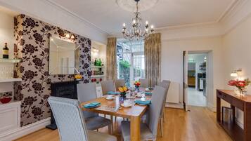 فطور إنجليزي مجانًا يوميًا