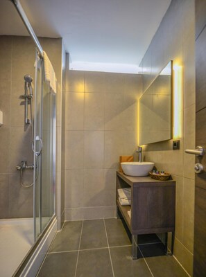 Douche, articles de toilette gratuits, sèche-cheveux, chaussons