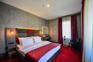 Escritorio, sistema de insonorización, tabla de planchar con plancha