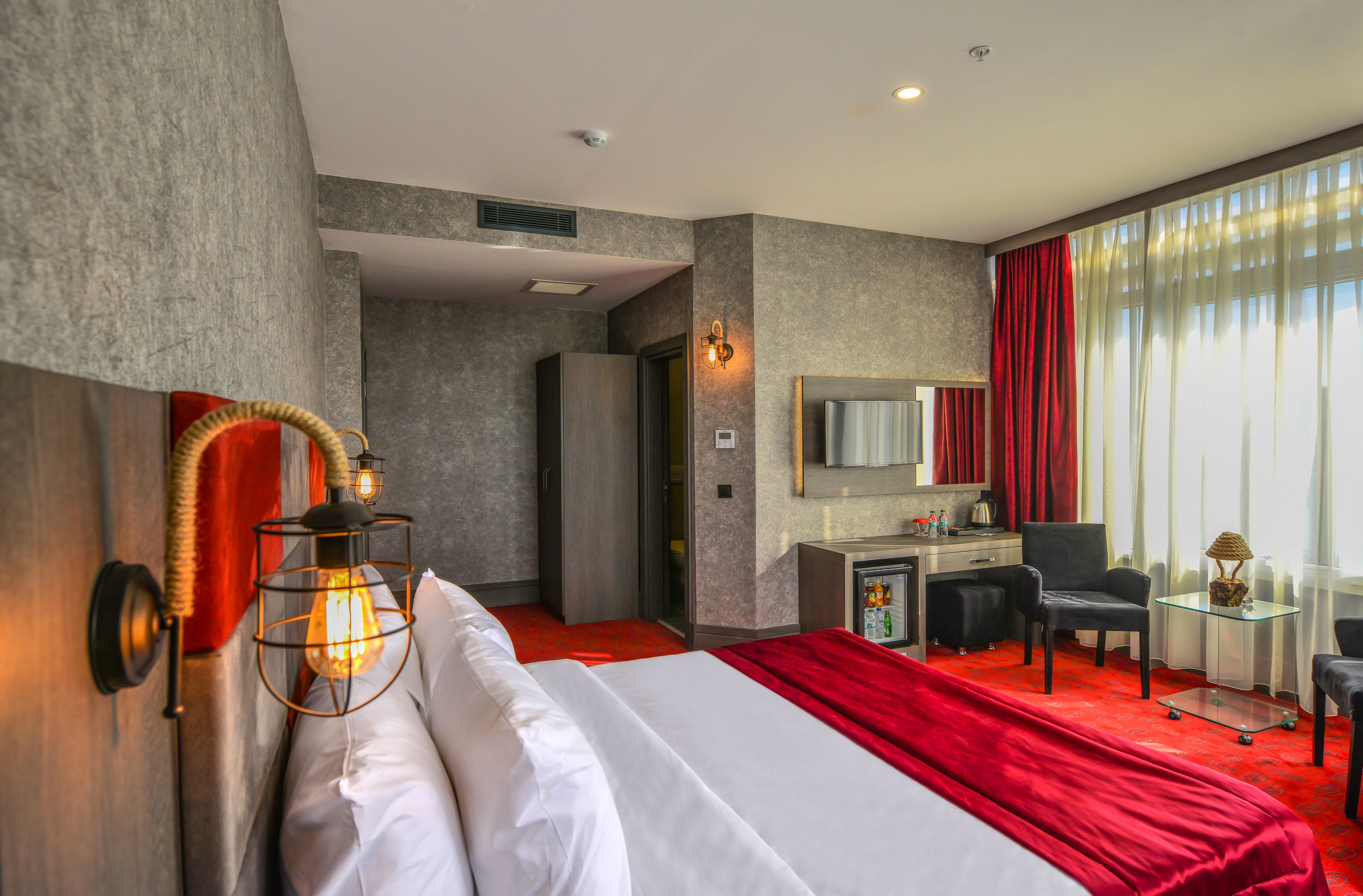 Desk, soundproofing, iron/ironing board, free WiFi