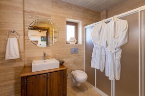 Ducha, artículos de tocador gratuitos, secador de pelo, pantuflas