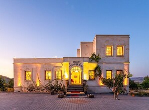 تفاصيل الفندق من الخارج
