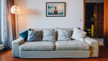 Apartamento (Sea Towers I:Hryniewickiego 6,Tower B) | Sala de estar | TV de tela plana, DVD player