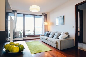 Căn hộ (Sea Towers I:Hryniewickiego 6,Tower B) | Khu phòng khách | TV màn hình phẳng, đầu đĩa DVD 