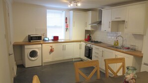 Fridge, microwave, oven, stovetop - Townsfield House (Chelmsford)