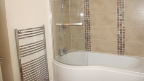 Combined shower/bathtub, deep-soaking bathtub, free toiletries - Townsfield House (Chelmsford)