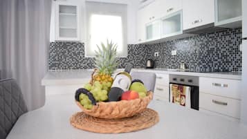 Apartemen, 2 kamar tidur, pemandangan laut | Dapur pribadi | Lemari es, oven, kompor, dan mesin pembuat kopi/teh