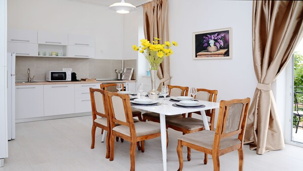 Appartement, 2 chambres | Repas dans la chambre
